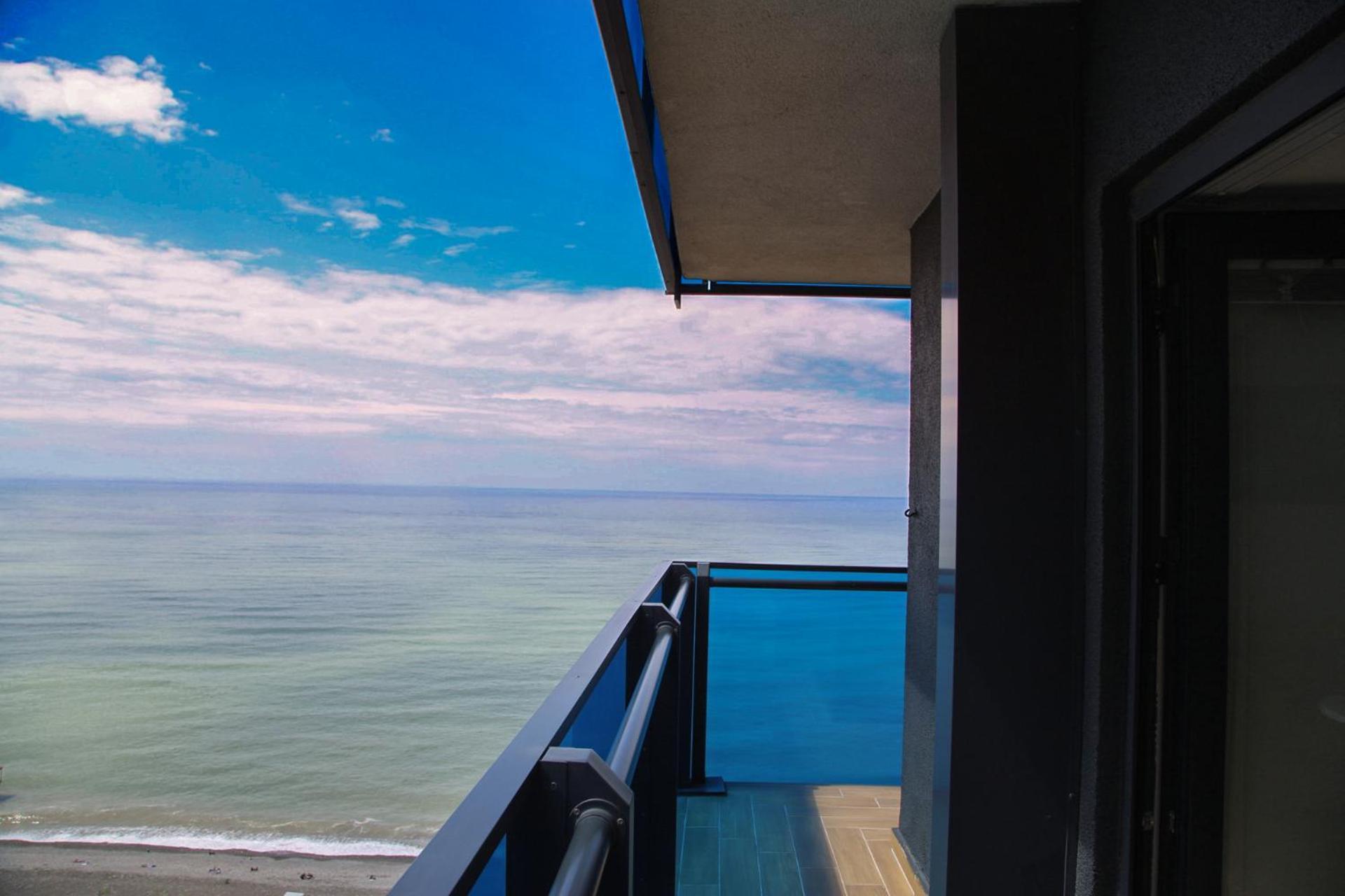 Luxury Beach Front Hotel Батумі Екстер'єр фото