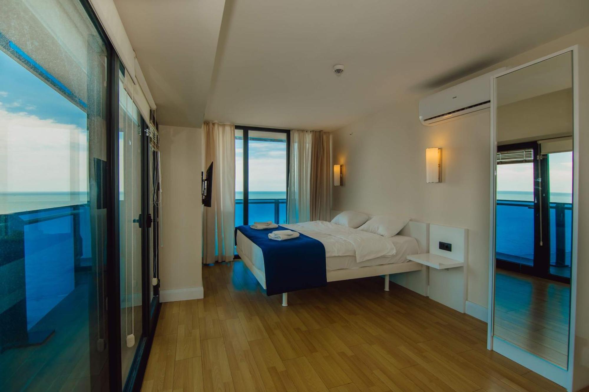 Luxury Beach Front Hotel Батумі Екстер'єр фото