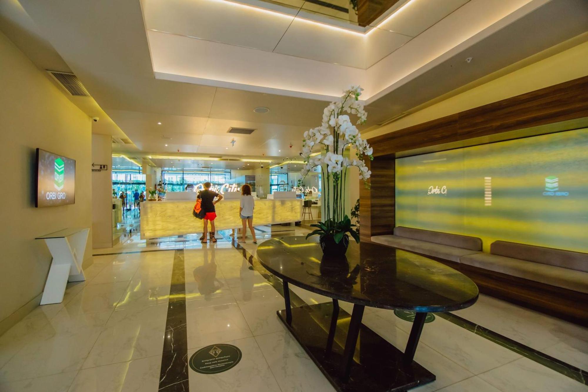 Luxury Beach Front Hotel Батумі Екстер'єр фото