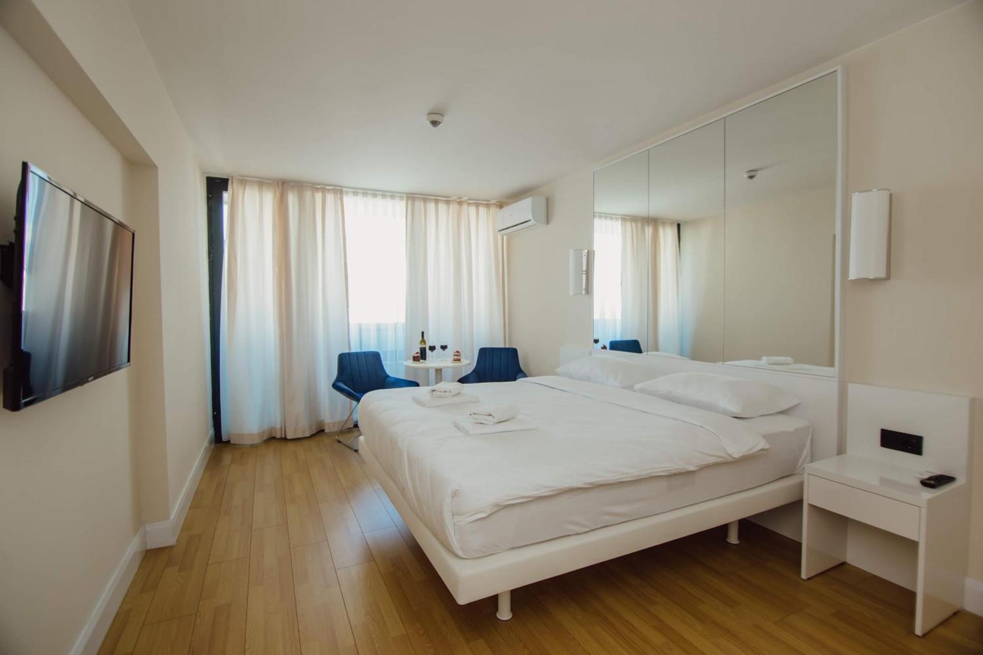 Luxury Beach Front Hotel Батумі Екстер'єр фото